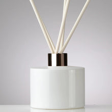 Load image into Gallery viewer, Reed Diffuser Gloss White with White Reeds
